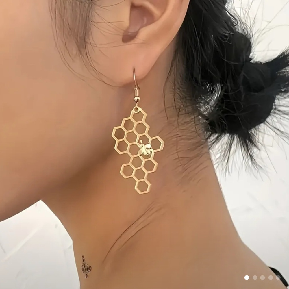 Elegant Gold Honeycomb Earrings